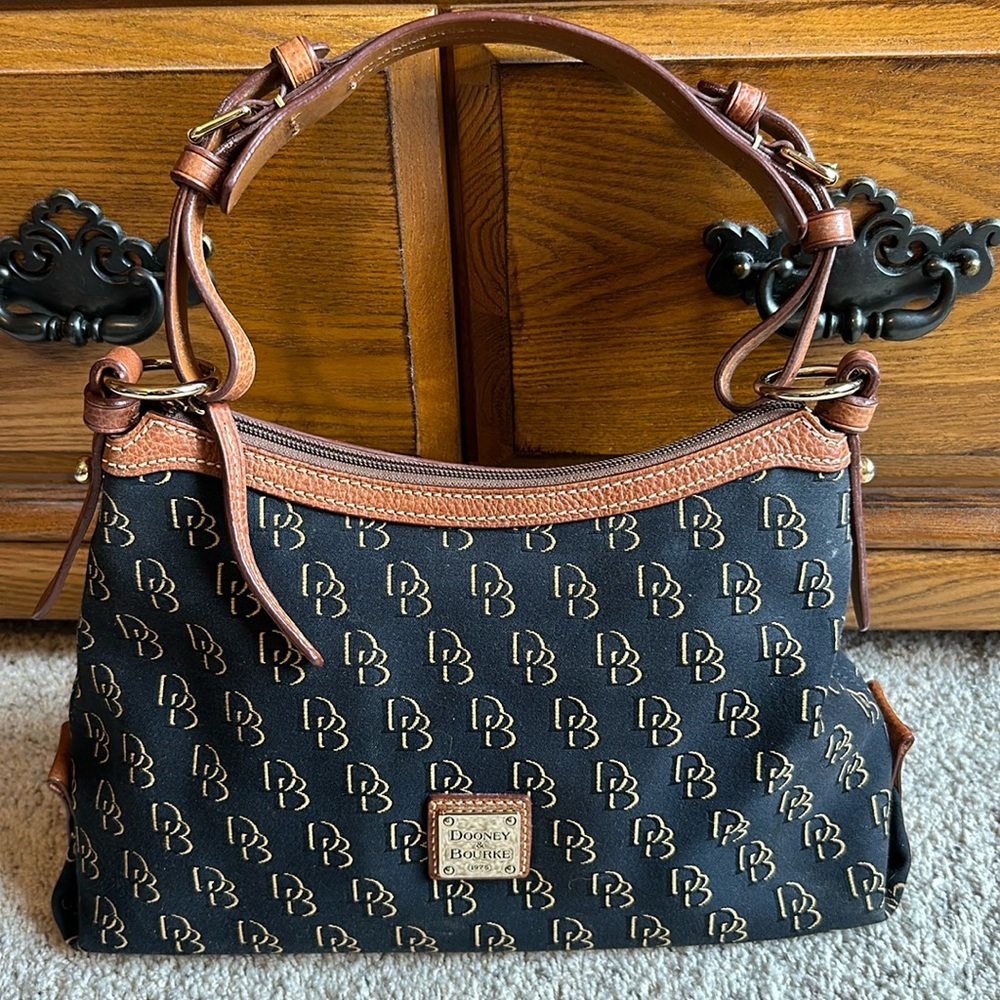 Dooney & Bourke logo shoulder purse